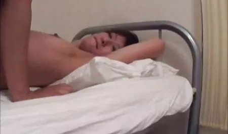 Дівчина, порно секс зі зрілими жінками одягнена в